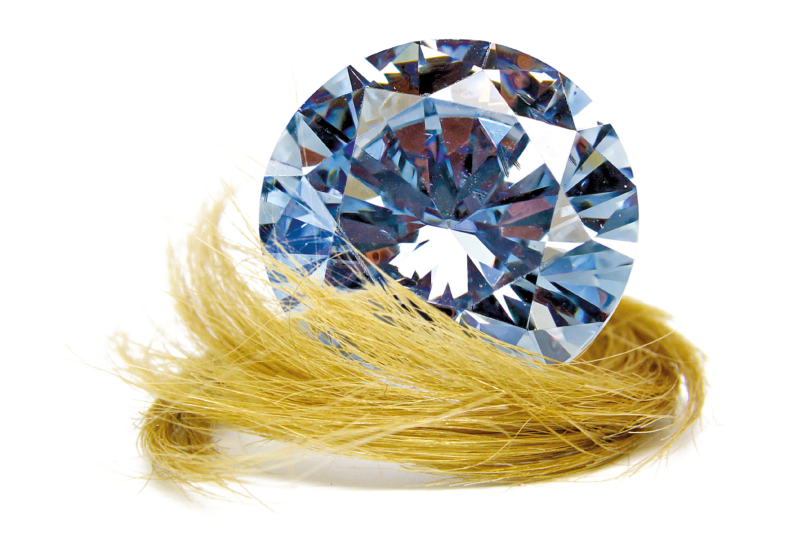 Ein funkelnd geschliffener Erinnerungsdiamant, gebettet in eine blonde Haarlocke auf weißem Hintergrund für eine Diamantbestattung.
